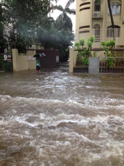 ভারী বৃষ্টিতে ডুবতে বসেছে অমিতাভ বচ্চনের প্রিয় বাড়ি ‘প্রতীক্ষা’। ছবি: সংগৃহীত