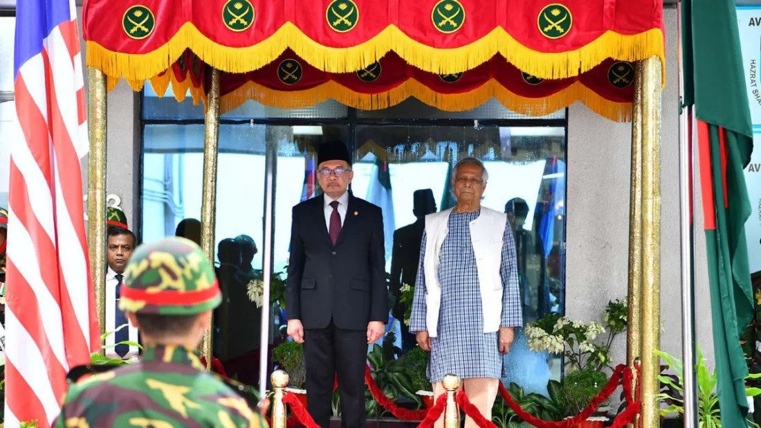 মালয়েশিয়ার প্রধানমন্ত্রী আনোয়ার ইব্রাহিমকে ঢাকায় হযরত শাহজালাল অন্তর্জাতিক বিমানবন্দরে সশস্ত্র বাহিনী গার্ড অব অনার প্রদান করেন।