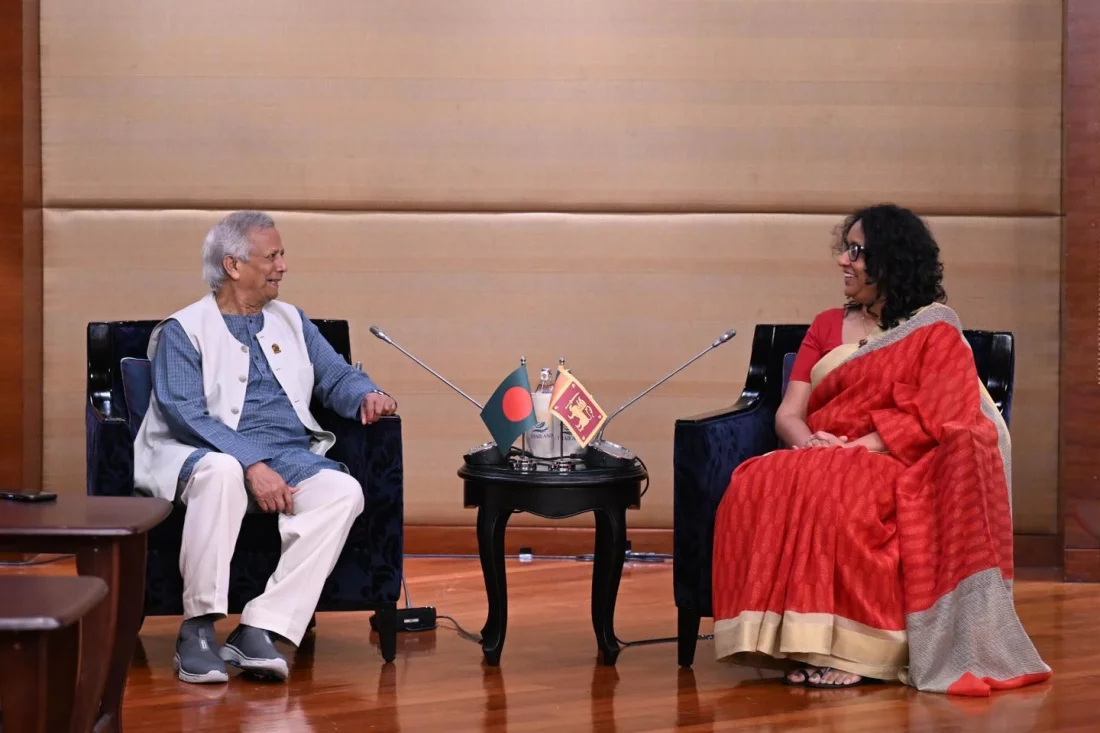 শ্রীলঙ্কার প্রধানমন্ত্রী হরিনি অমরসুরিয়ার সঙ্গে প্রধান উপদেষ্টা।