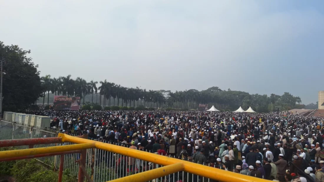 জানাজায় অংশ নিতে সবাই উপস্থিত হয়েছেন জাতীয় সংসদ ভবণের আশেপাশের এলাকায়