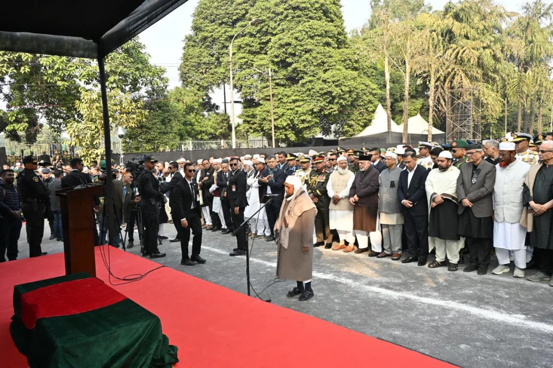 জাতীয় মসজিদ বায়তুল মোকাররমের খতিব মুফতি মোহাম্মদ আবদুল মালেক খালেদা জিয়ার জানাজা পড়ান