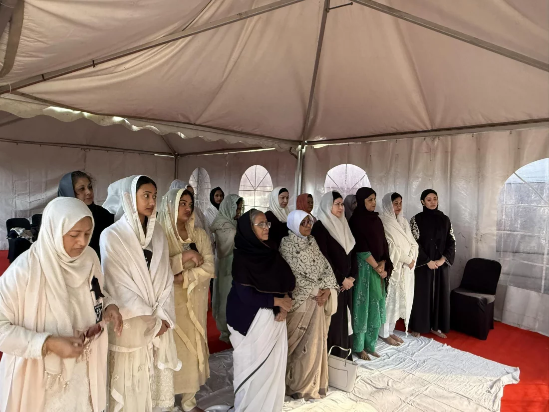 বিএনপি চেয়ারপারসনের জানাজায় নারীদের জন্য ছিল আলাদা অংশ, সেখানে দাঁড়িয়েই জানাজায় অংশ নেন তার পরিবারের নারী সদস্যগণ