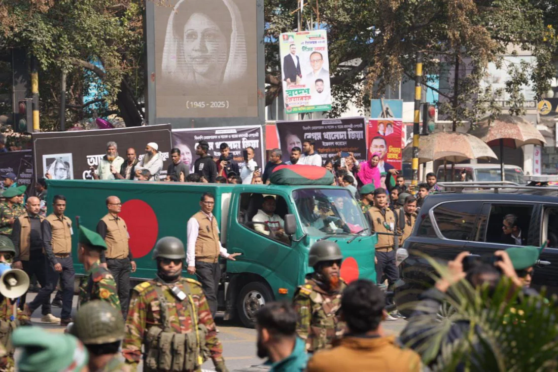 বুধবার সকালে এভারকেয়ার হাসপাতাল থেকে তারেক রহমানের বাড়ির উদ্দেশ্যে নিয়ে যাওয়া হয় বেগম জিয়ার মরদেহ