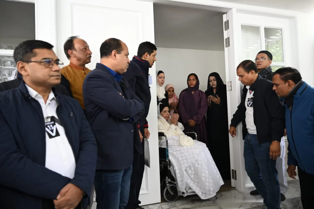 বেগম জিয়ার জন্য মোনাজাতরত পরিবার ও দলের সদস্যবৃন্দ