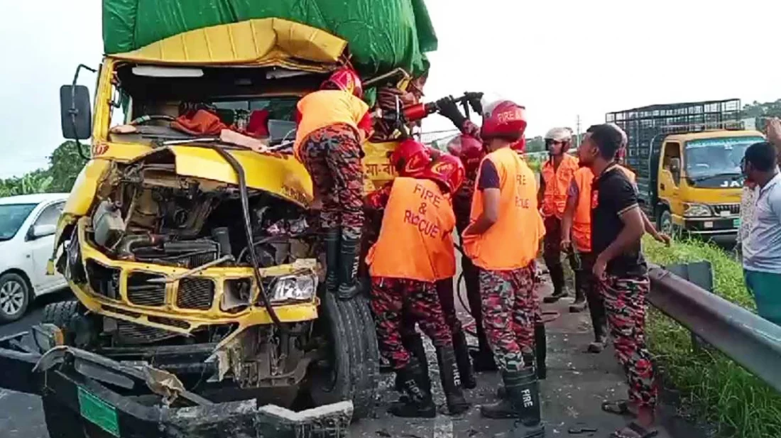 এক্সপ্রেসওয়েতে দুই ট্রাকের সংঘর্ষ, নিহত ১