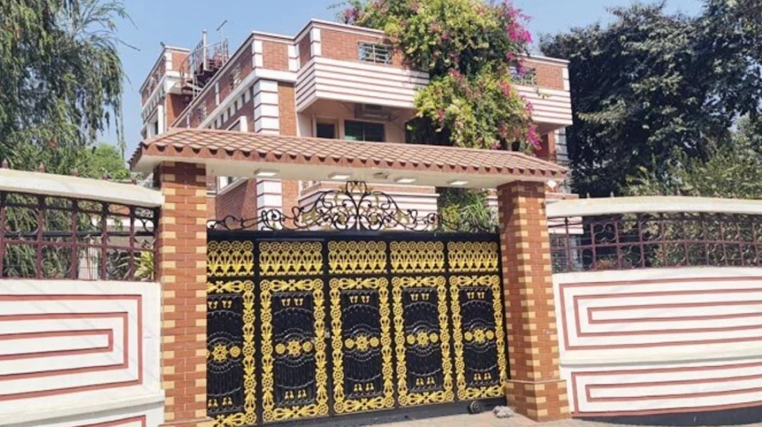 মুক্তিযুদ্ধ বিষয়কমন্ত্রী আ ক ম মোজাম্মেল হকের বাড়ির প্রধান ফটক।