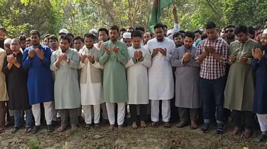 রায়েরবাজার কবরস্থানে চব্বিশের ছাত্র-জনতার অভ্যুত্থানে শহীদদের প্রতি শ্রদ্ধা নিবেদন করছে এনসিপি।