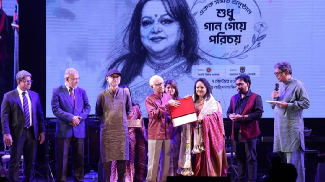 রাষ্ট্রের পক্ষ থেকে সাবিনা ইয়াসমীনকে সম্মাননা ক্রেস্ট তুলে দিচ্ছেন পরিকল্পনা উপদেষ্টা ওয়াহিদউদ্দিন মাহমুদ। ছবি: সংগৃহীত