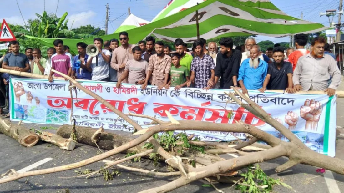 তীব্র গরমের হাত থেকে বাঁচতে মহাসড়কে সামিয়ানা টাঙিয়ে অবস্থান নেয় এলাকাবাসী। ছবি: সংগৃহীত