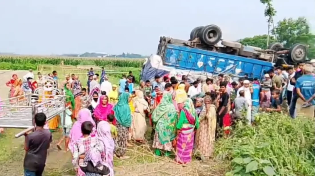 দুর্ঘটনার খবরে ঘটনাস্থলে ভিড় করেন স্থানীয়রা।