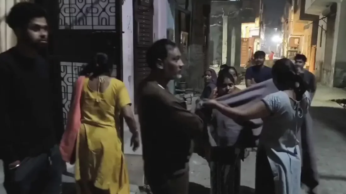আতঙ্কে ঘর থেকে বেরিয়ে আসেন বাসিন্দারা