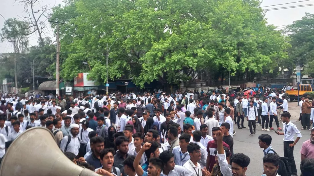 পলিটেকনিক ইনস্টিটিউটের শিক্ষার্থীদের সাতরাস্তা অবরোধ।ছবি: হাসান সিকদার