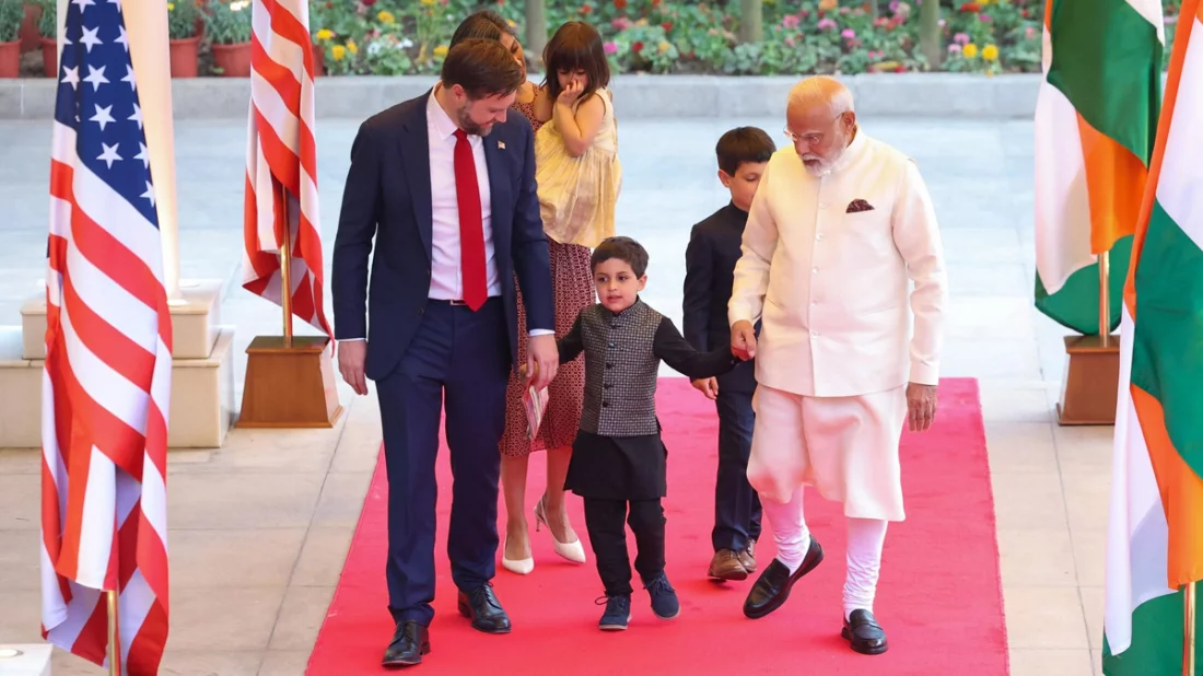 মোদির সঙ্গে ভ্যান্সের পরিবার । ছবি: সংগৃহীত