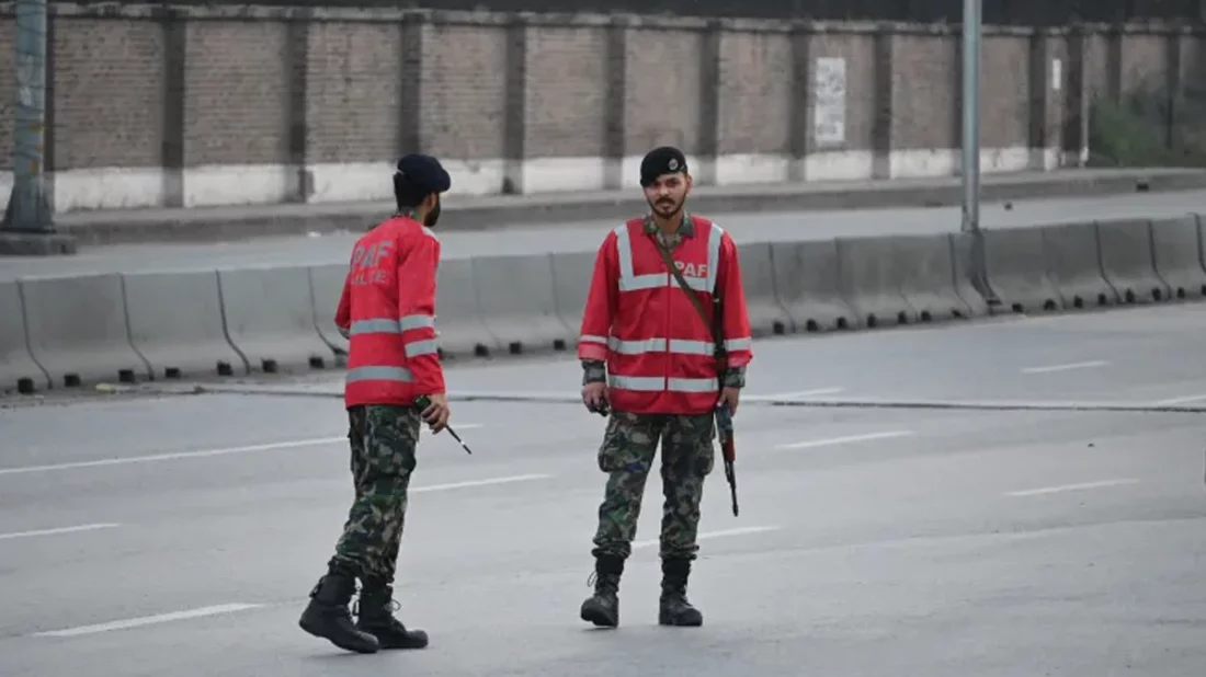রাস্তায় টহল দিচ্ছে পাকিস্তানের নিরাপত্তা বাহিনী
