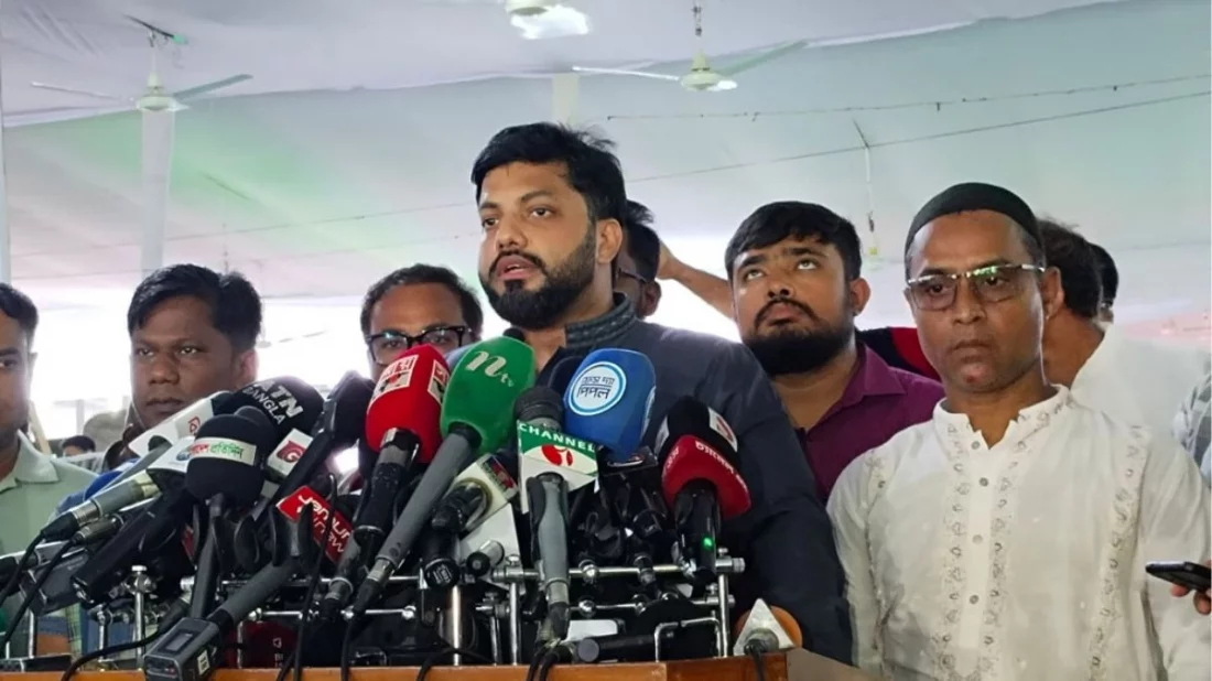 জাতীয় ঈদগাহ ময়দান পরিদর্শন শেষে সাংবাদিকদের সঙ্গে কথা বলেন ইঞ্জিনিয়ার ইশরাক হোসেন। ছবি: সংগৃহীত
