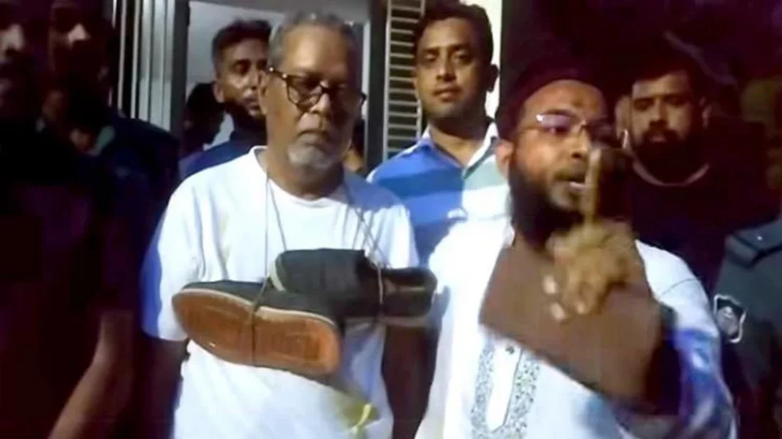 রোববার (২২ জুন) সন্ধ্যায় রাজধানীর উত্তরায় স্থানীয় জনগণ সাবেক সিইসি নুরুল হুদাকে আটক করে গলায় জুতার মালা পরিয়ে পুলিশের হাতে সোপর্দ করে। ছবি: সংগৃহীত