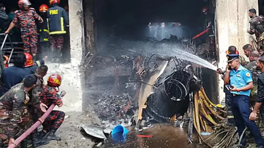 উত্তরা দিয়াবাড়ির মাইলস্টোন কলেজ এরিয়ায় বাংলাদেশ বিমানবাহিনীর একটি প্রশিক্ষণ বিমান বিধ্বস্ত হয়েছে।