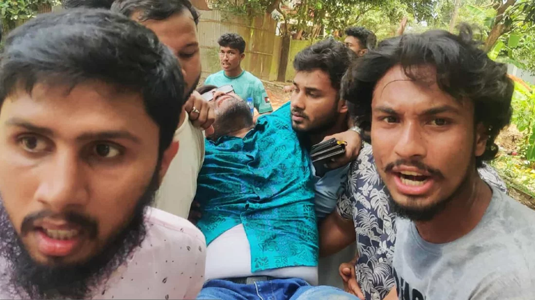 চট্টগ্রাম বিশ্ববিদ্যালয়ে রোববার দুপুরে শিক্ষার্থী ও স্থানীয়দের মধ্যে সংঘর্ষ শুরু হয়। ছবি: সংগৃহীত