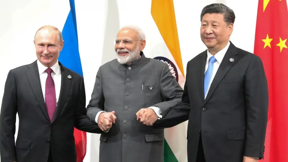রাশিয়ার প্রেসিডেন্ট ভ্লাদিমির পুতিন, ভারতের প্রধানমন্ত্রী নরেন্দ্র মোদি ও চীনের প্রেসিডেন্ট শি জিনপিং।  ছবি: ব্লুম্বার্গ