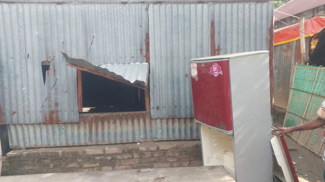সংঘর্ষে ক্ষতিগ্রস্ত একটি বাড়ি। ছবি: সংগৃহীত