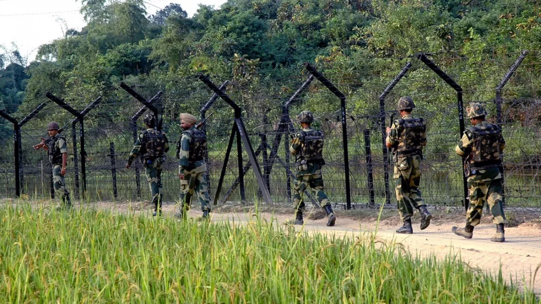 ভারতের উত্তর-পূর্ব রাজ্য ত্রিপুরার রাজধানী আগরতলার উপকণ্ঠে সীমান্তের কাছে ভারতীয় সৈন্যরা টহল দিচ্ছে। ছবি: সংগৃহীত