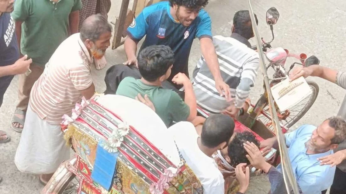 ঢাকা বিশ্ববিদ্যালয়ে হলের ভবন থেকে লাফ দিয়ে ভিপিসহ ৬ শিক্ষার্থী আহত