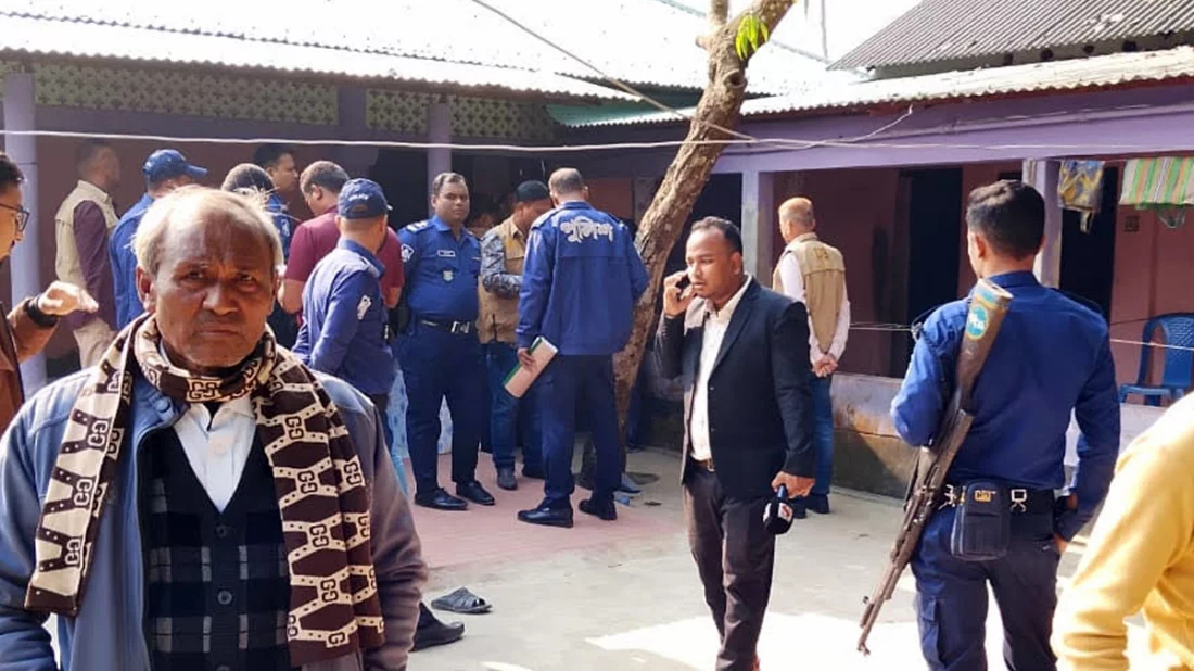 নিজ বাড়ি থেকে মুক্তিযোদ্ধা ও তার স্ত্রীর র/ক্তা/ক্ত ম/রদে/হ উদ্ধার। ছবি: ইত্তেফাক