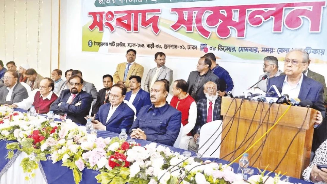 জাতীয় পার্টি (জাপা) ও জাতীয় পাটি-জেপির নেতৃত্বে নতুন রাজনৈতিক জোটের আত্মপ্রকাশ উপলক্ষ্যে গতকাল সোমবার রাজধানীর গুলশানে ইমানুয়েলস পার্টি সেন্টারে আয়োজিত সংবাদ সম্মেলনে বক্তব্য রাখেন জাপার চেয়ারম্যান ব্যারিস্টার আনিসুল ইসলাম মাহমুদ। এতে প্রধান অতিথি ছিলেন জেপি চেয়ারম্যান আনোয়ার হোসেন মঞ্জু। ছবি: সোহেল রেজা