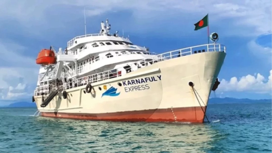 সেন্ট মার্টিন দ্বীপের পথে পর্যটকবাহী একটি জাহাজ। ছবি: সংগৃহীত