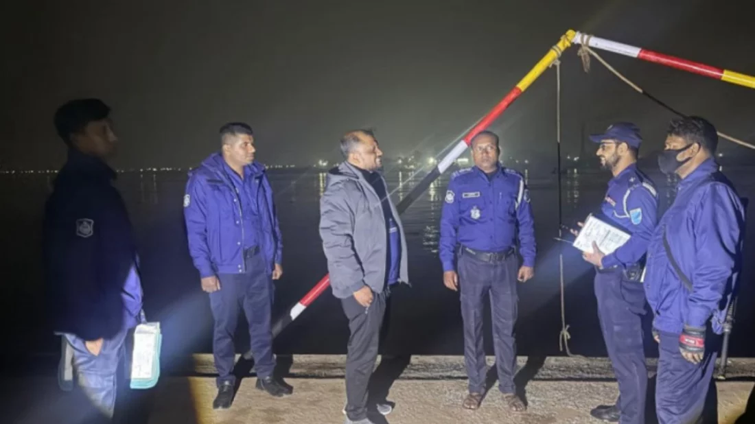 ফেরি থেকে ধলেশ্বরীতে ট্রাকসহ ৫ যান, নিখোঁজ ১