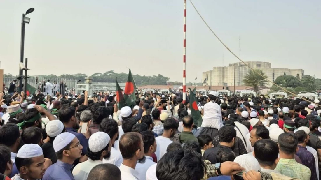 সংসদ প্লাজায় পৌঁছেছে ওসমান হাদির মরদেহ, লাখো মানুষের ঢল