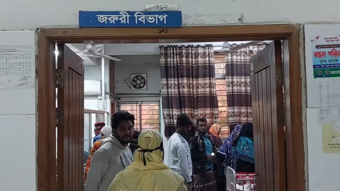 মোটরসাইকেলের ধাক্কায় প্রাণ গেল ছেলের, হাসপাতালে ভর্তি মা-খালা