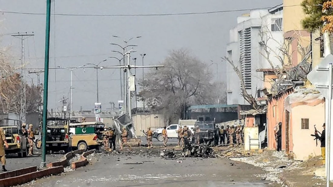 বিস্ফোরিত একটি এলাকা পরিদর্শন করছে পাকিস্তানের নিরাপত্তা বাহিনী। ছবি সংগৃহীত