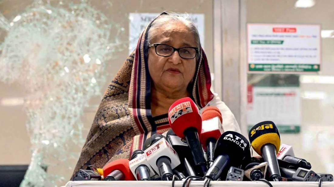 শেখ হাসিনা, যিনি তার স্বৈরাচারী শাসনের বিরুদ্ধে বিপ্লবের পর হেলিকপ্টারে করে বাংলাদেশ থেকে ভারতে পালিয়ে গিয়েছিলেন