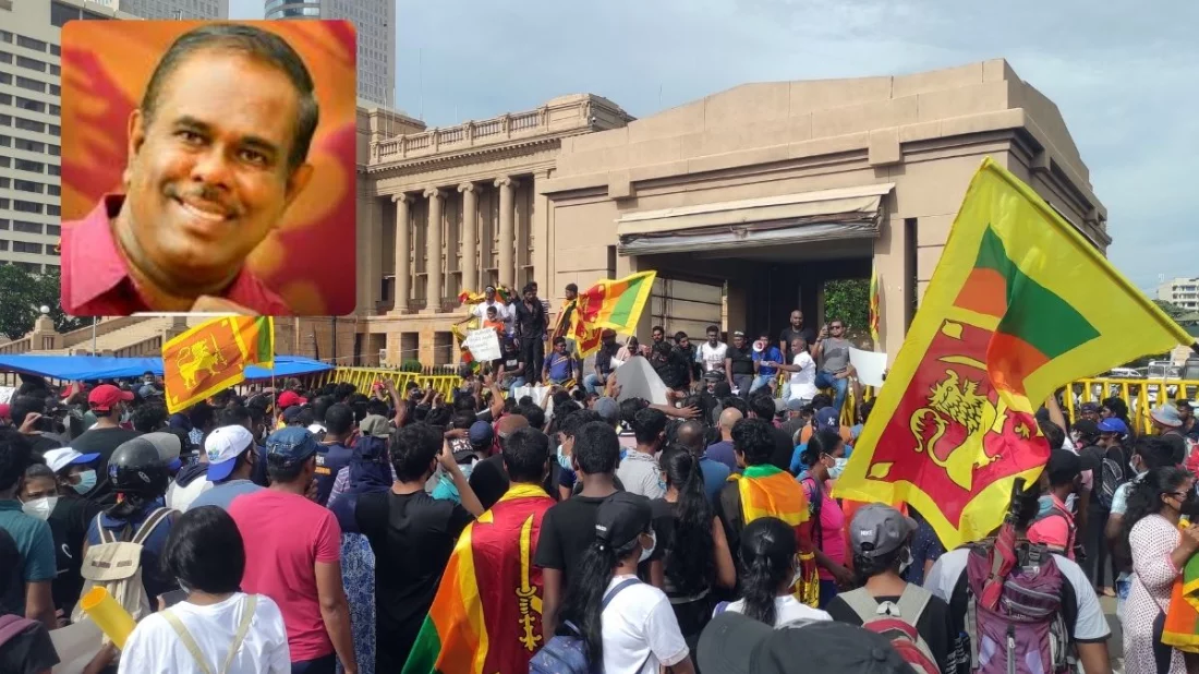 শ্রীলঙ্কায় ২০২২ সালে গণ-অভ্যুত্থান ও ইনসেটে সংসদ সদস্য অমরকীর্তি আথুকোরালা। সংগৃহীত ছবি