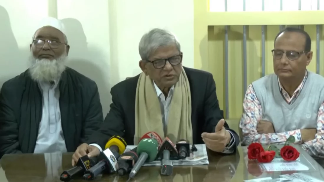 ঠাকুরগাঁওয়ে নিজ বাড়িতে সাংবাদিকদের সঙ্গে কথা বলছেন বিএনপির মহাসচিব মির্জা ফখরুল ইসলাম আলমগীর। ছবি ভিডিও থেকে নেওয়া