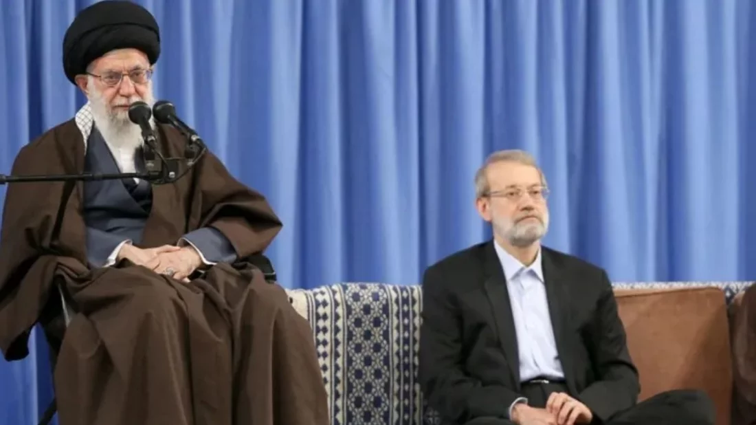 আয়াতুল্লাহ আলী খামেনির পাশে আলী লারিজানি।