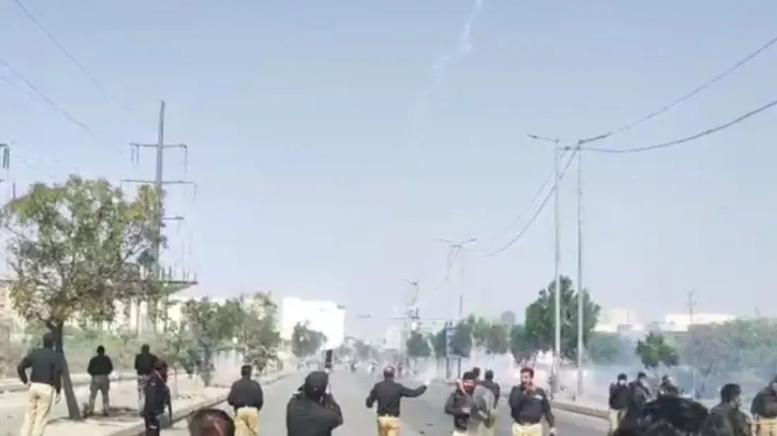 করাচিতে মার্কিন কনস্যুলেটের সামনে বিক্ষোভের দৃশ্য। ছবি: ভিডিও থেকে