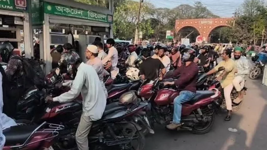 তেলের জন্য পাম্পে বাইকারদের দীর্ঘ সারি