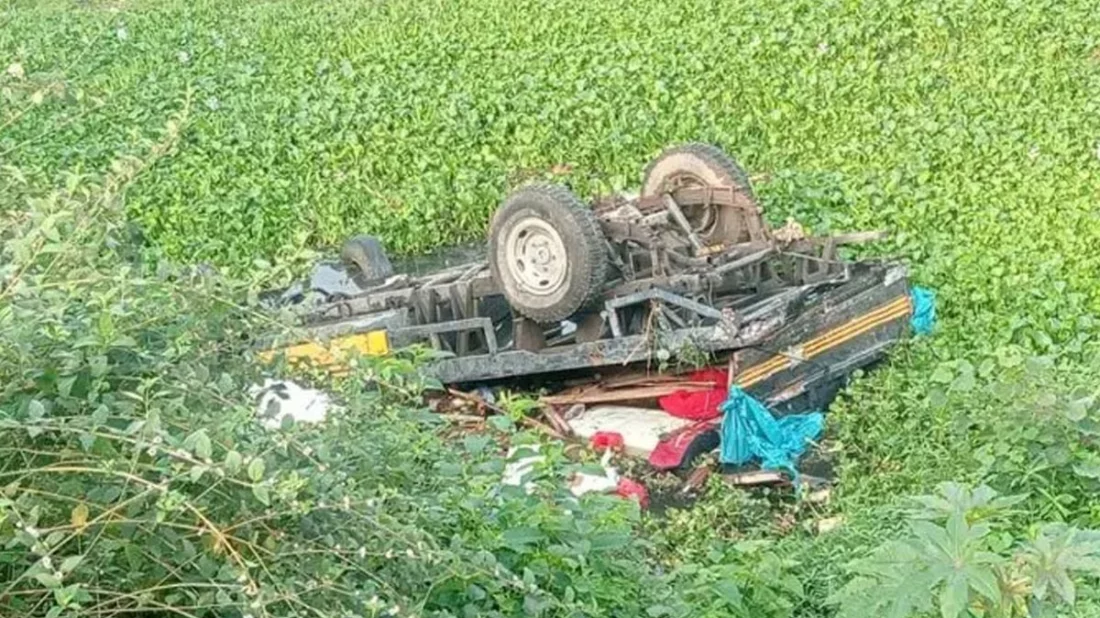 খাদে পড়ে আছে পিকআপ ভ্যানটি । ছবি: সংগৃহীত