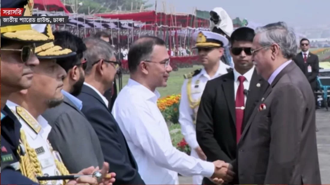 জাতীয় প্যারেড স্কয়ারে রাষ্ট্রপতি মো. সাহাবুদ্দিন এলে তাঁকে স্বাগত জানান প্রধানমন্ত্রী তারেক রহমান। ছবি: সংগৃহীত