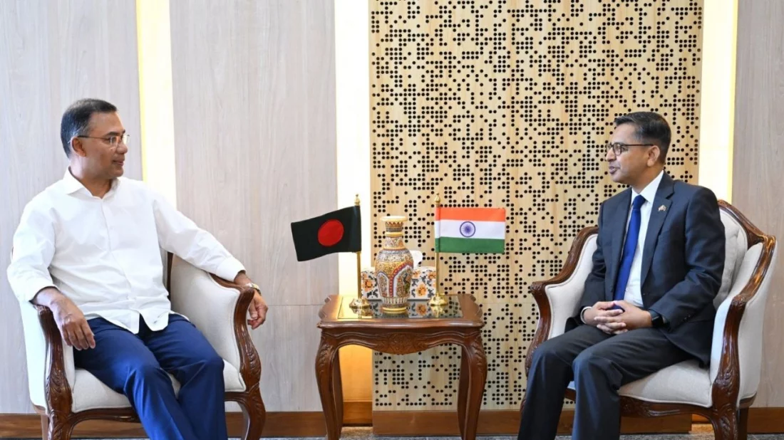 প্রধানমন্ত্রী তারেক রহমান ও ভারতীয় হাইকমিশনার প্রণয় ভার্মা। ছবি: ছবি: পিএম অফিস