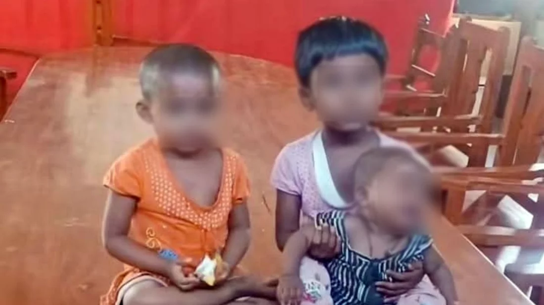 ইউনিয়ন পরিষদের দোতলার বারান্দায় শিশু তিনটিকে রেখে সেখান থেকে চলে যান। ছবি: সংগৃহীত