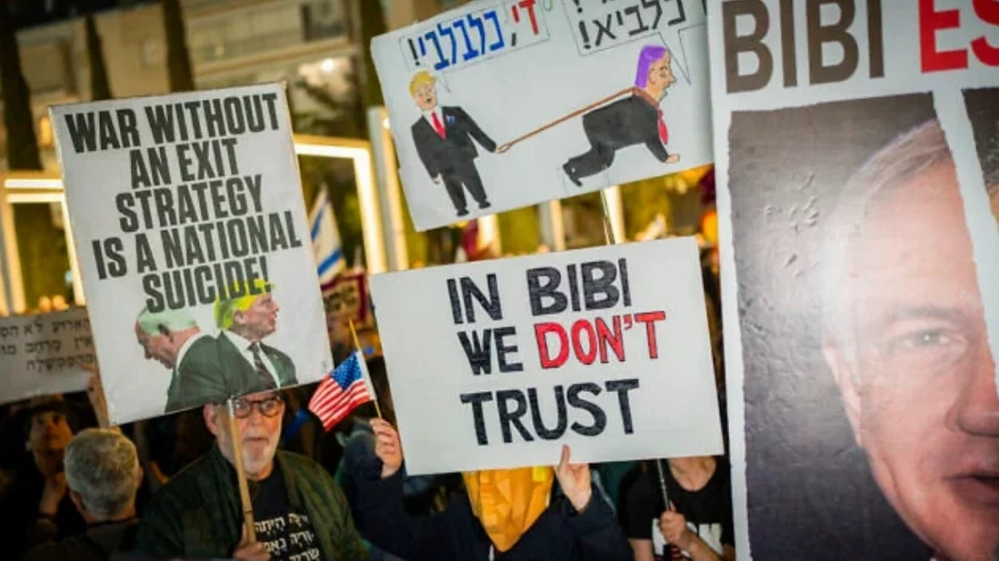 তেল আবিবের হাবিমা স্কয়ারে  হাজার হাজার বিক্ষোভকারী। 