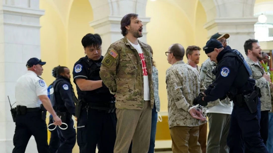 ইরানে যুদ্ধ চান না সাবেক মার্কিন সেনারা, বিক্ষোভে গিয়ে আটক ৬০