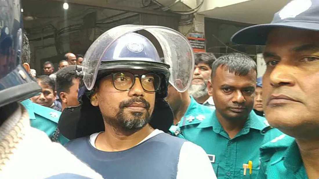 আদালত প্রাঙ্গনে পুলিশ হেফাজতে জুনাইদ আহমেদ পলক। ফাইল ছবি