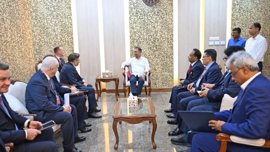 প্রধানমন্ত্রী তারেক রহমানের সঙ্গে সৌজন্য সাক্ষাৎ করেছেন রাশিয়ার রাষ্ট্রীয় পরমাণু সংস্থা রোসাটমের ১৮ সদস্যের প্রতিনিধি দল। ছবি: পিএমও