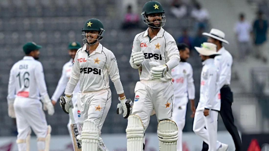 গতকাল শেষ বিকালে ২ ওভার ব্যাট করে রানের খাতা খুলতে পারেননি আজান আওয়াইস ও আবদুল্লাহ ফজল। আজ দিনের শুরুতে দুই ওপেনারের ব্যাটে তাকিয়ে থাকবেন সফরকারীরা। ছবি: সংগৃহীত