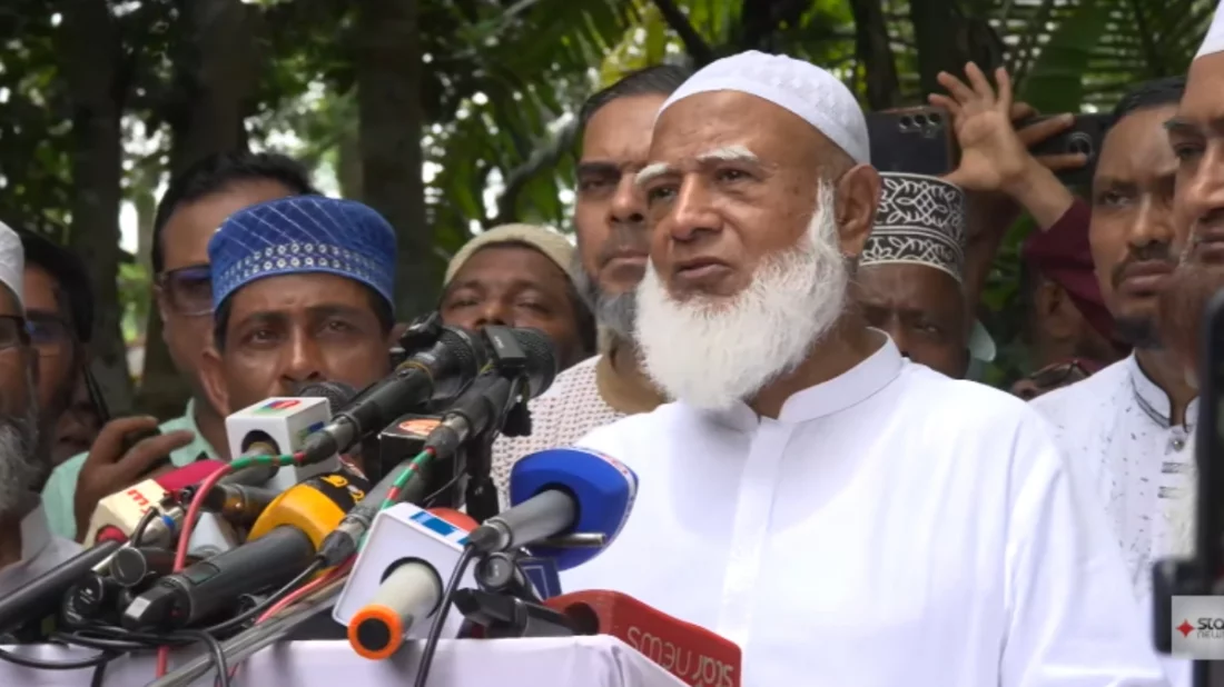 সাংবাদিকদের সঙ্গে আলাপকালে জামায়াতে ইসলামীর আমির ও বিরোধীদলীয় নেতা ডা. শফিকুর রহমান। ছবি: ভিডিও থেকে নেওয়া