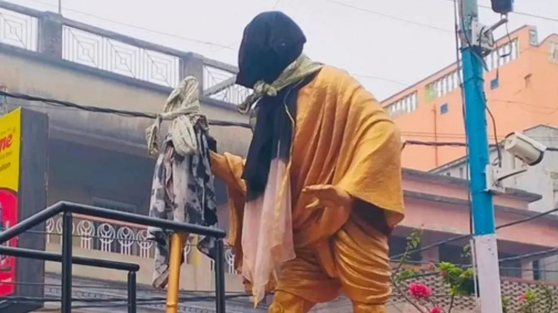 মহাত্মা গান্ধীর মূর্তি।